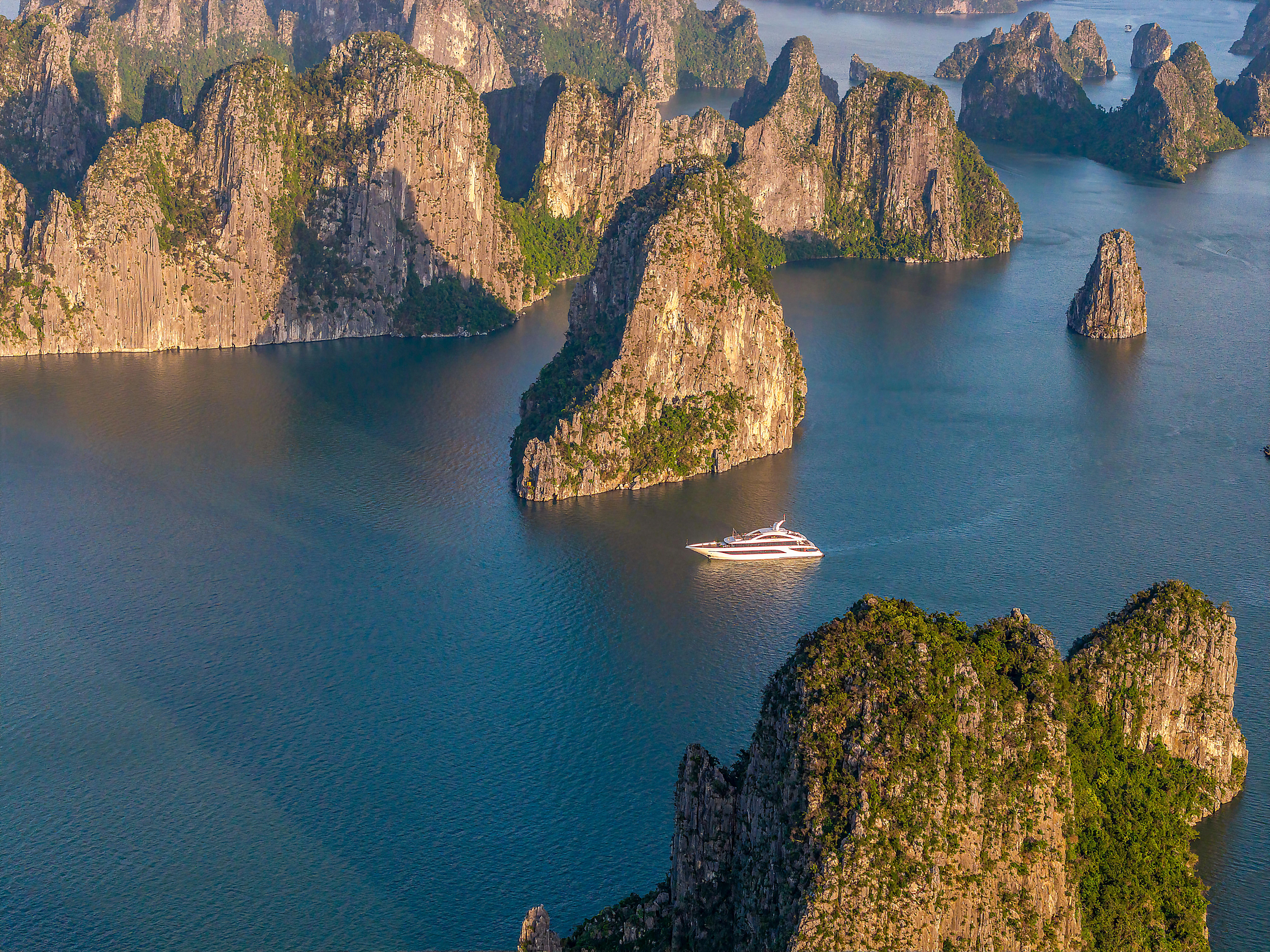 tham-quan-vinh-ha-long-vao-mua-xuan-co-gi-vui
