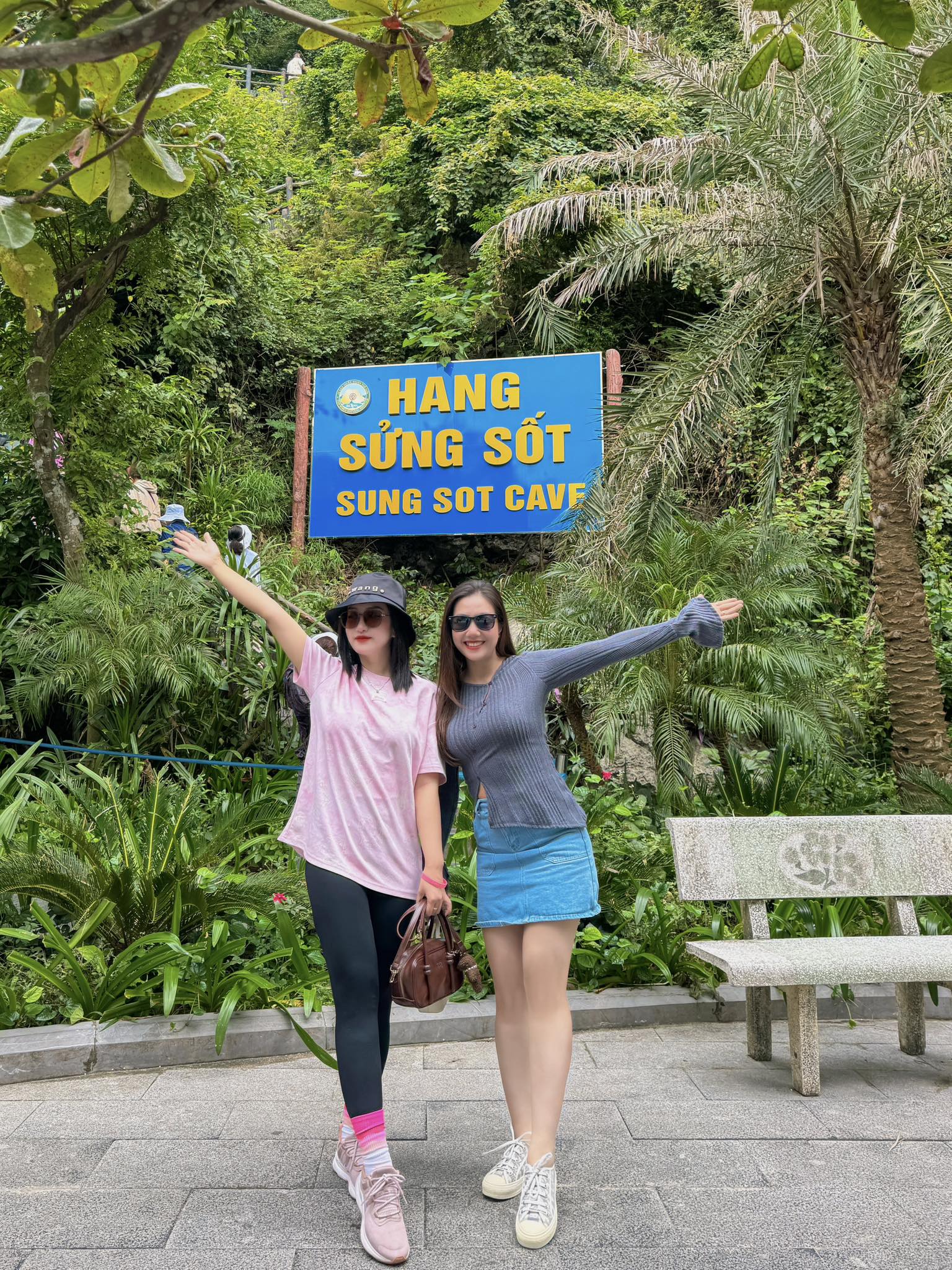 du-khach-check-in-tai-hang-sung-sot-ha-long