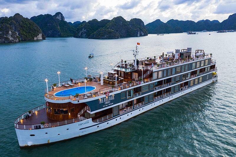 du-thuyen-nghi-dem-tren-vinh-ha-long