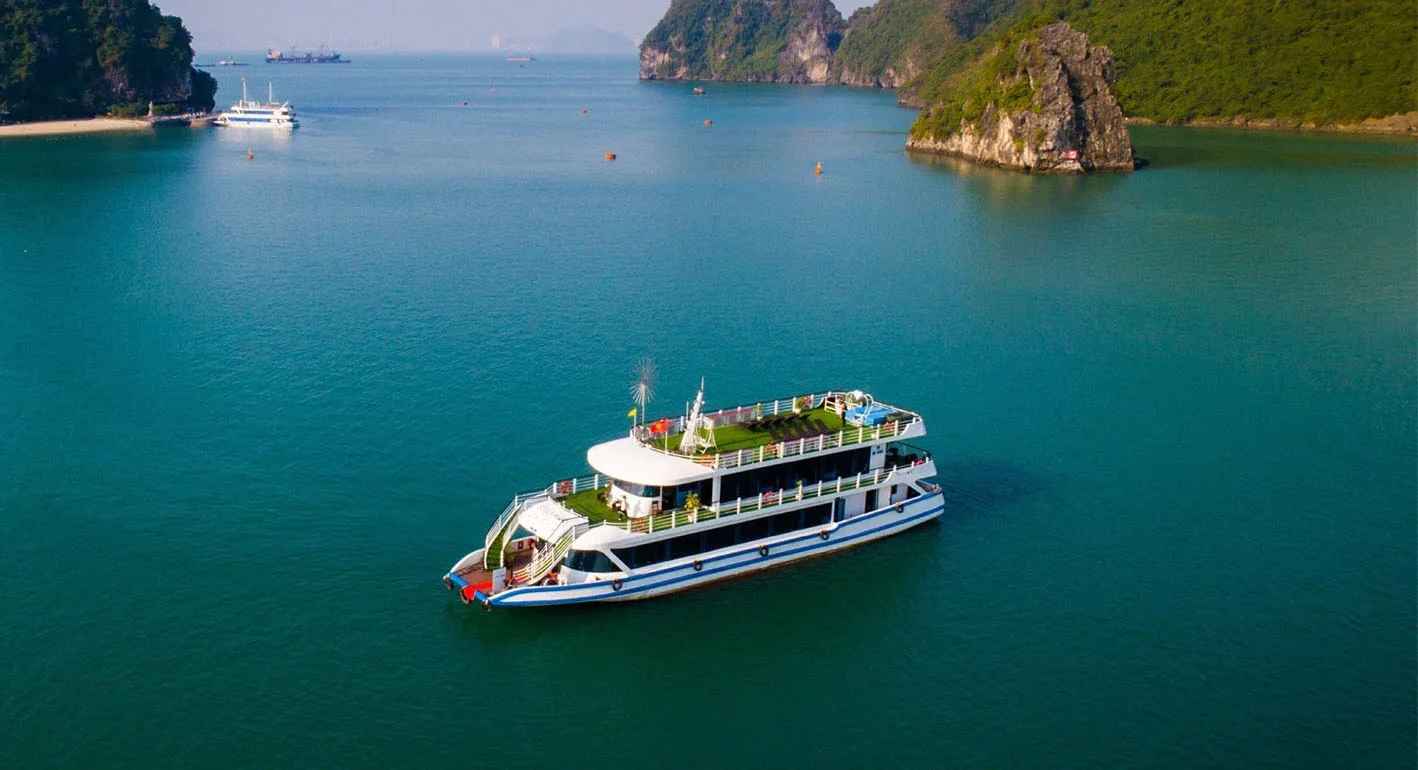 tau-sat-tham-quan-vinh-ha-long